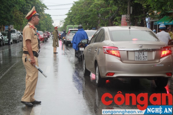 Lực lượng Cảnh sát giao thông phân luồng tại các điểm thi