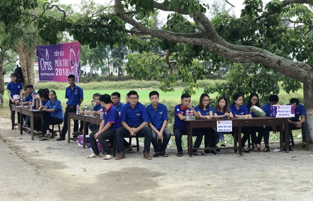 Đoàn viên thanh niên tình nguyện tại điểm Trường THPT Lê Hồng Phong (Hưng Nguyên)