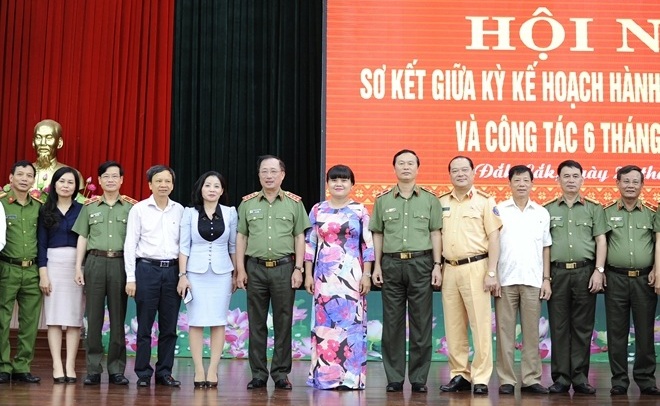 Thứ trưởng Nguyễn Văn Thành cùng các đại biểu dự Hội nghị.