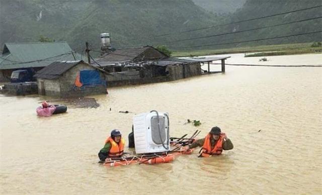 Lực lượng Công an tỉnh Lai Châu giúp đỡ nhân dân di dời tài sản đến nơi an toàn.