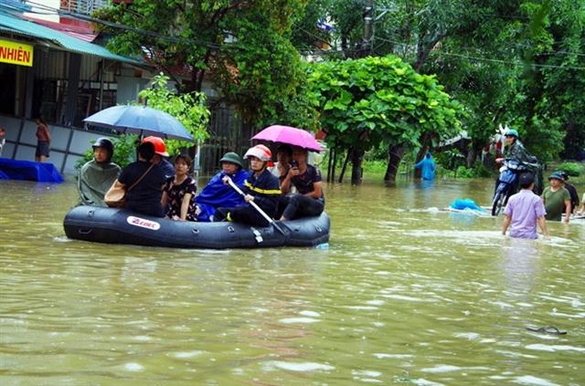 Một số điểm do ngập sâu, các cán bộ, chiến sỹ Công an phải dùng xuồng cao su để tiếp cận nhà dân gần nhất, đưa đón thí sinh.