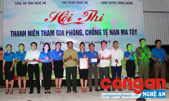 BTC trao giải Nhất cho đội xã Yên Hòa
