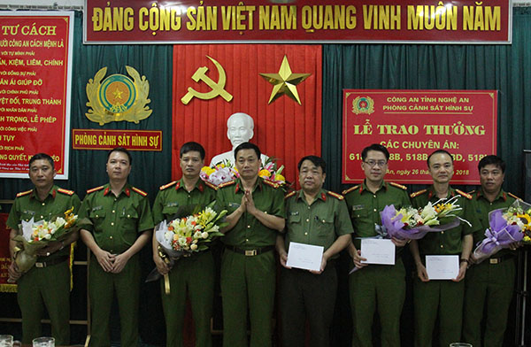 Đồng chí Đại tá Nguyễn Mạnh Hùng, Phó Giám đốc, Thủ trưởng Cơ quan CSĐT Công an tỉnh Nghệ An trao thưởng cho đại diện các ban chuyên án.