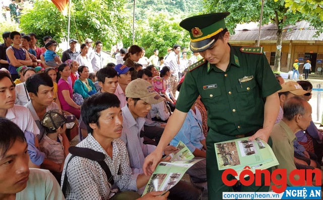 Phát tờ rơi tuyên truyền phòng, chống ma túy cho người dân xã Bắc Lý, huyện Kỳ Sơn
