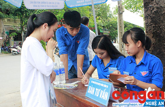 Các tình nguyện viên nhận trông giữ đồ cho thí sinh tại điểm thi Trường THPT Lê Viết Thuật (TP Vinh)