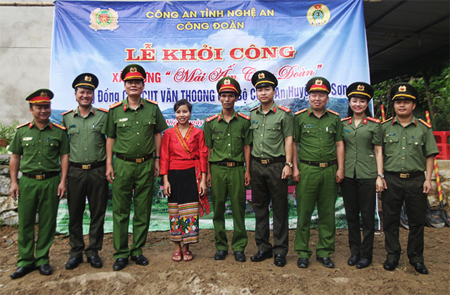 Lãnh đạo Công an huyện Kỳ Sơn và Công đoàn Công an tỉnh Nghệ An làm lễ động thổ cùng gia đình đồng chí Cụt Văn Thoong