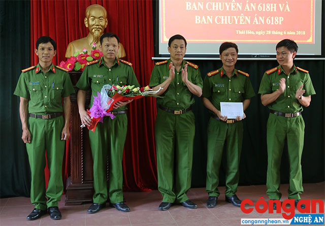 Lãnh đạo Công an tỉnh trao thưởng cho thành tích xuất sắc của Công an thị xã Thái Hòa