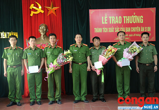 Lãnh đạo Công an tỉnh trao thưởng cho thành tích xuất sắc của Công an huyện Yên Thành và các đơn vị liên quan