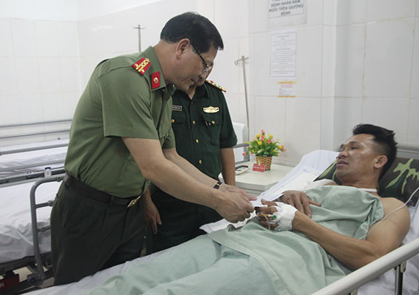 Đồng chí Đại tá Nguyễn Hữu Cầu – Giám đốc Công an tỉnh thăm hỏi 2 đồng chí Bộ đội Biên phòng bị thương khi làm nhiệm vụ