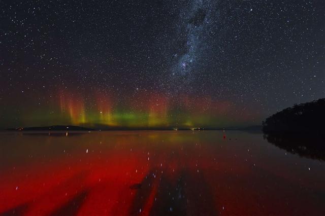 Nam cực quang với ánh sáng màu đỏ rực rỡ ở Tasmania, Australia. Ảnh: Pat Law Photography/Getty Images.