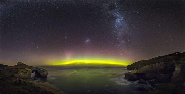Cực quang ở Dunedin, New Zealand. Ảnh: Douglas Thorne/Getty Images.
