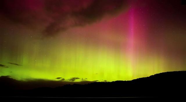 Cực quang tỏa sáng thành những cột sáng xẻ dọc bầu trời Đảo Stewart thuộc New Zealand. Ảnh: Nicola M Mora/Getty Images.