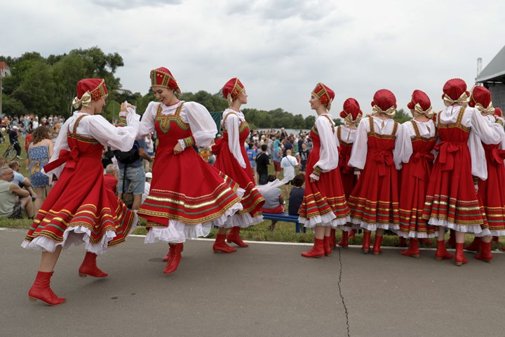 Các vũ công Nga đang chờ biểu diễn trong bữa tiệc sinh nhật của Lionel Messi gần khu vực huấn luyện cua Agentina ở Bronnitsy, Nga ngày 24/6.