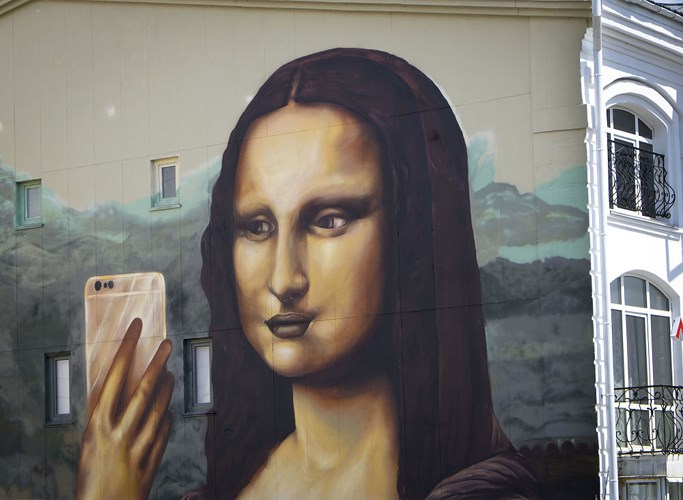Bức vẽ Monalisa trên tường cả một căn hộ ở trung tâm Kazan, một trong những thành phố tổ chức World Cup của Nga.