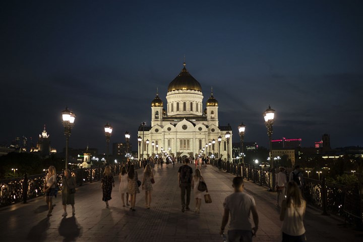 Nhà thờ Chrisr the Saviorlung linh trong ánh đèn buổi tối 22/6 ở Moscow.