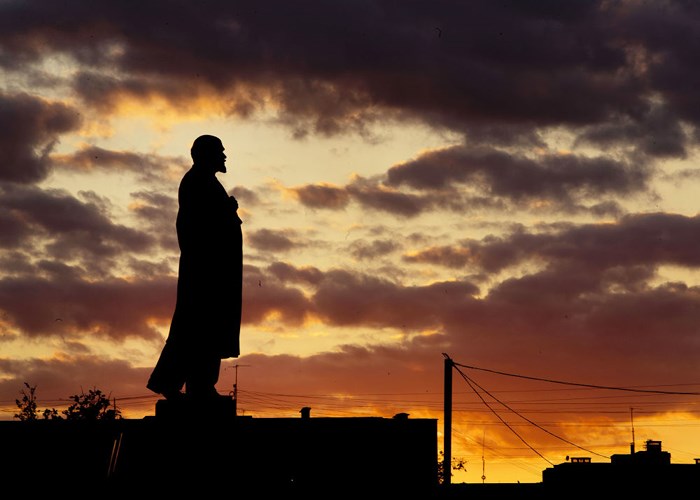 Bức tượng Lenin trong ráng chiều ở Podolsk gần Moscow./
