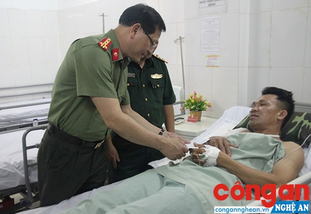 Đồng chí Đại tá Nguyễn Hữu Cầu, Giám đốc Công an Nghệ An thăm hỏi chiến sỹ Biên phòng bị thương