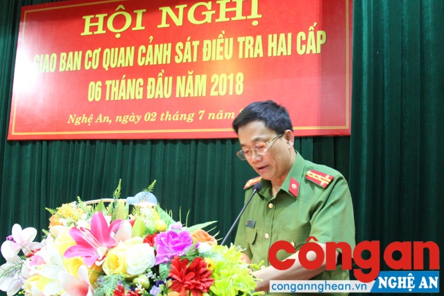 Đồng chí Đại tá Nguyễn Mạnh Hùng - Phó giám đốc Công an tỉnh điều hành thảo luận