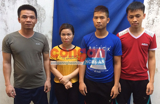 Các đối tượng tham gia đánh bạc và cá độ bóng đá bị Công an huyện Đô Lương bắt giữ