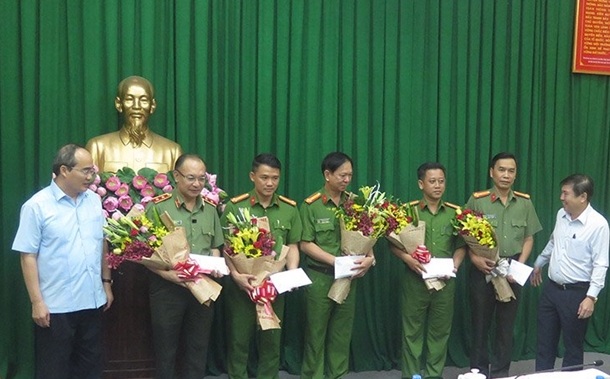 Bí thư Thành ủy Nguyễn Thiện Nhân tặng hoa Ban chuyên án.