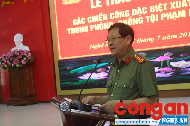 Đồng chí Đại tá Nguyễn Hữu Cầu - Giám đốc Công an tỉnh phát biểu tại hội nghị