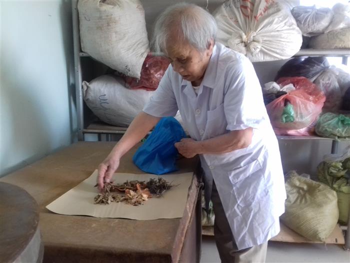 Dù tuổi cao nhưng bác sỹ Phan Khôi vẫn luôn tìm tòi ra nhiều bài thuốc quý