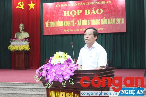 Ông Nguyễn Hữu Mão, Phó Giám đốc Sở Kế hoạch - Đầu tư báo cáo tình hình KT-XH 6 tháng đầu năm