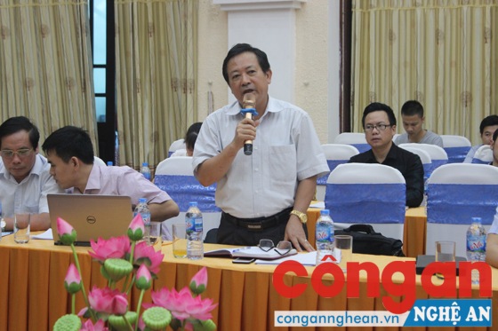 Nhà báo Trần Duy Ngoãn, Chủ tịch Hội Nhà báo tỉnh phát biểu tại buổi họp báo