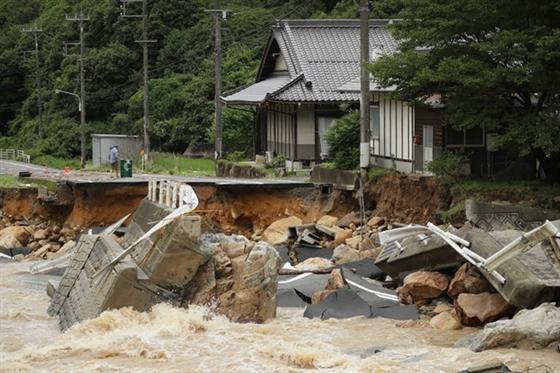 Con đường bị cuốn trôi ở Higashihiroshima ngày 7-7. Ảnh Getty Images