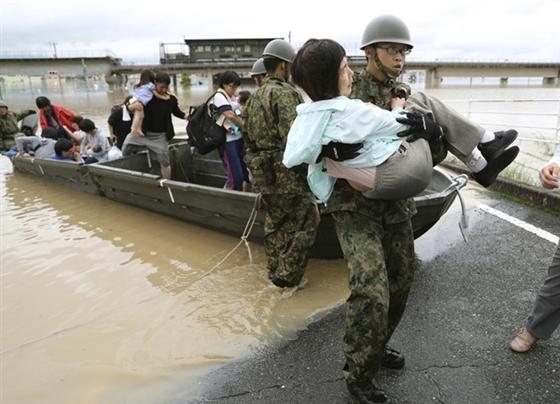 Lực lượng cứu hộ trợ giúp người dân ở Kurashik. Ảnh Reuters