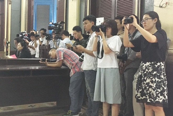 Đông đảo phóng viên tác nghiệp tại tòa