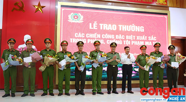 Đồng chí Nguyễn Xuân Đường, Chủ tịch UBND tỉnh và đồng chí Đại tá Nguyễn Hữu Cầu, Giám đốc Công an tỉnh trao thưởng cho Ban chuyên án 618M