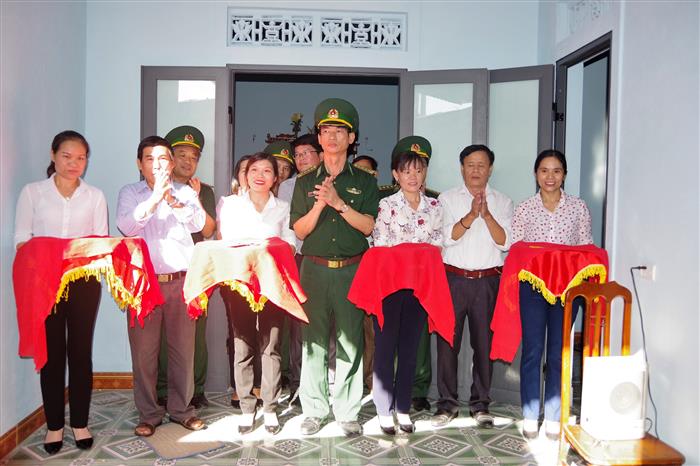 Đại diện Bộ chỉ huy BĐBP tỉnh, chính quyền                                  huyện Diễn Châu và xã Diễn Trung cắt băng khánh thành,            bàn giao nhà tình nghĩa cho mẹ Nguyễn Thị Ba