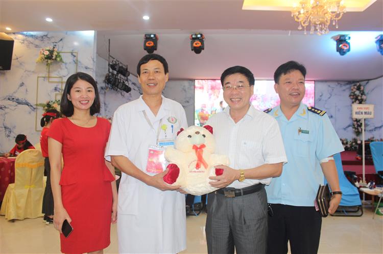 Phó Bí thư Tỉnh ủy Nguyễn Văn Thông tham gia hiến máu tình nguyện