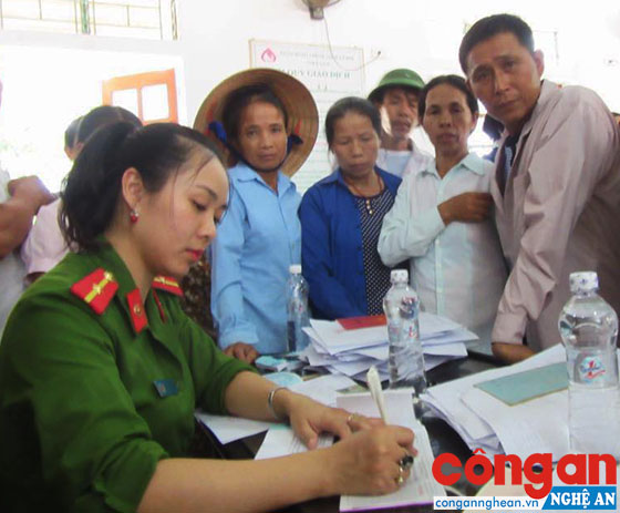 Cán bộ Đội Cảnh sát QLHC về TTXH Công an huyện Nam Đàn làm thủ tục cấp chứng minh nhân dân cho người dân