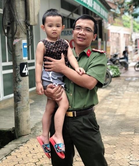 Cháu Trần Tiến Đạt được Thượng úy Quang Trung Thành cứu giúp khi bị đuối nước cùng bố ruột tại thác 7 tầng, xã Hạnh Dịch, Quế Phong