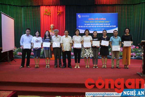 Đại diện hội nhà báo tỉnh trao giấy chứng nhận cho các học viên