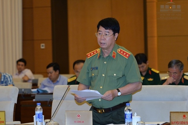 Thứ trưởng Bùi Văn Nam thay mặt Ban soạn thảo báo cáo giải trình thêm một số vấn đề tại Phiên họp.