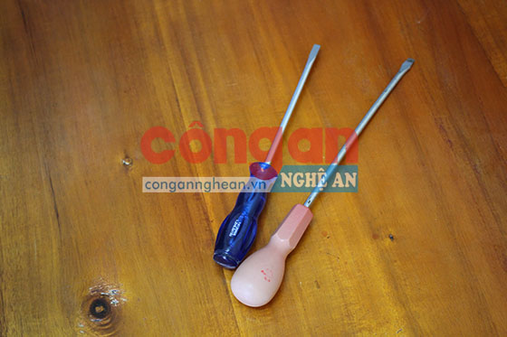  Tuốc nơ vít - công cụ mà 2 đối tượng dùng để phá két sắt