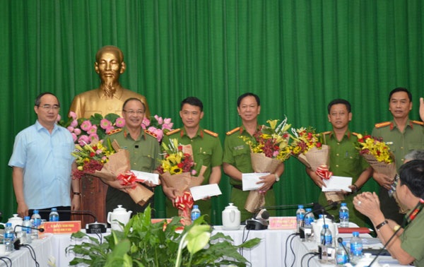 Bí thư Thành ủy Nguyễn Thiện Nhân chúc mừng chiến công và trao thưởng cho Công an TP Hồ Chí Minh.