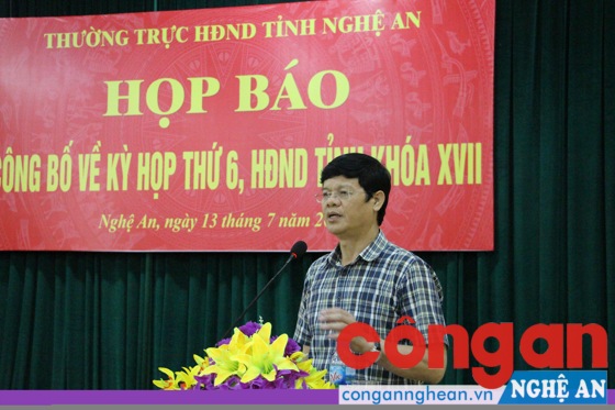 Đồng chí Lê Xuân Đại, Phó Chủ tịch Thường trực UBND tỉnh phát biểu giải trình một số vấn đề tại cuộc họp báo