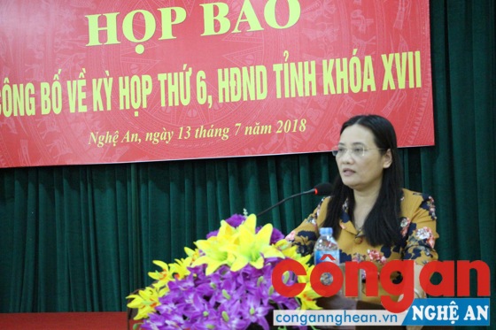 Phó Chủ tịch HĐND tỉnh Cao Thị Hiền tiếp thu ý kiến của các nhà báo