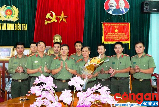 Lãnh đạo Công an tỉnh Hà Tĩnh tặng hoa, trao thưởng Ban chuyên án