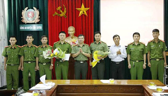 Lãnh đạo Công an tỉnh Hà Tĩnh  trao thưởng cho Ban chuyên án