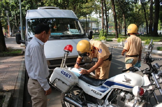 Lực lượng CSGT lý xe dừng đỗ sai quy định (Ảnh: congan.com.vn)