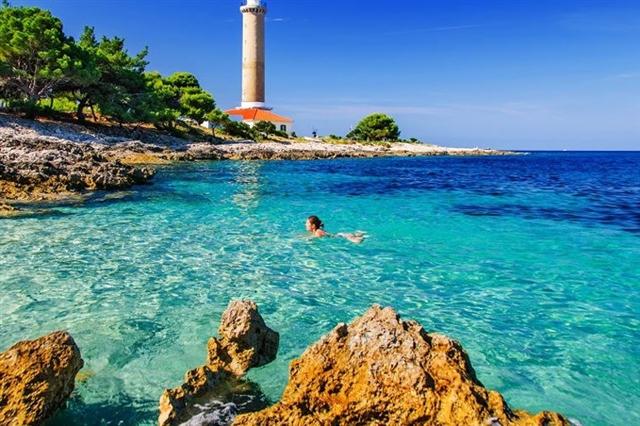 Khu vực ngọn hải đăng Veli Rat nhìn ra biển Adriatic có làn nước trong vắt.