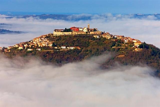 Ngôi làng Motovun-Montona giữa mây mù huyền ảo.