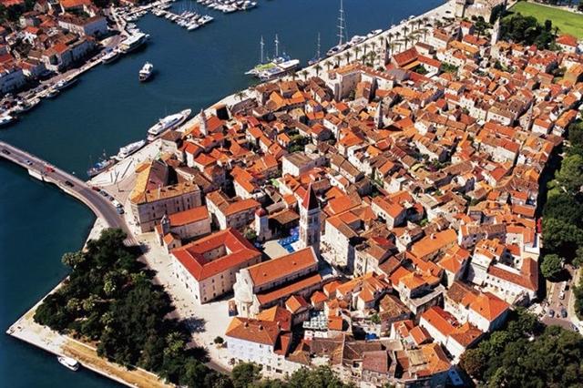 Thị trấn Trogir với văn hóa pha trộn của Hy Lạp, La Mã, và Venice.