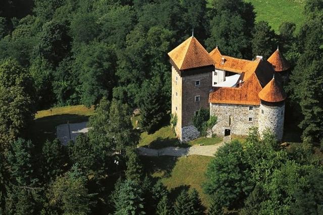 Lâu đài Dubovac ở Karlovac. Lâu đài được xây dựng vào thế kỷ 13.