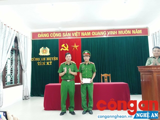 Lãnh đạo Công an huyện trao quà cho đồng chí Trung úy Trương Văn Dương